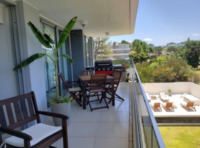 Apartamento de 3 dormitorios y 3 baños a pasos de playa brava 