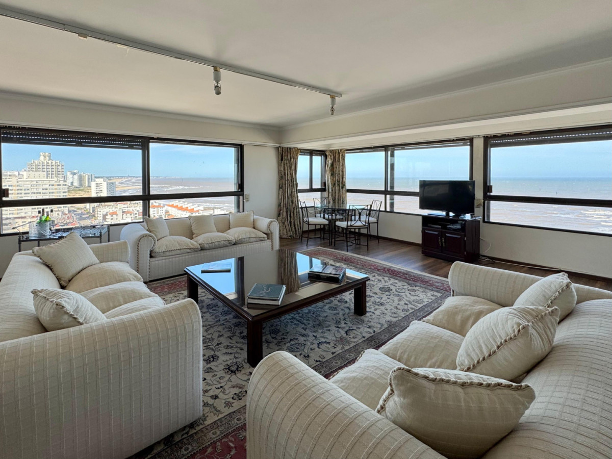 Apartamento en Venta de Cuatro Dormitorios y Dependencia 