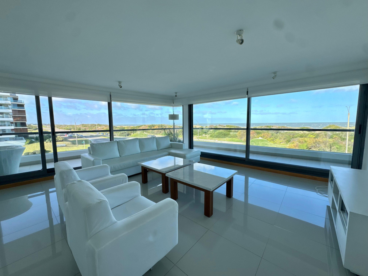 Apartamento en venta de tres dormitorios y dependencia de servicio