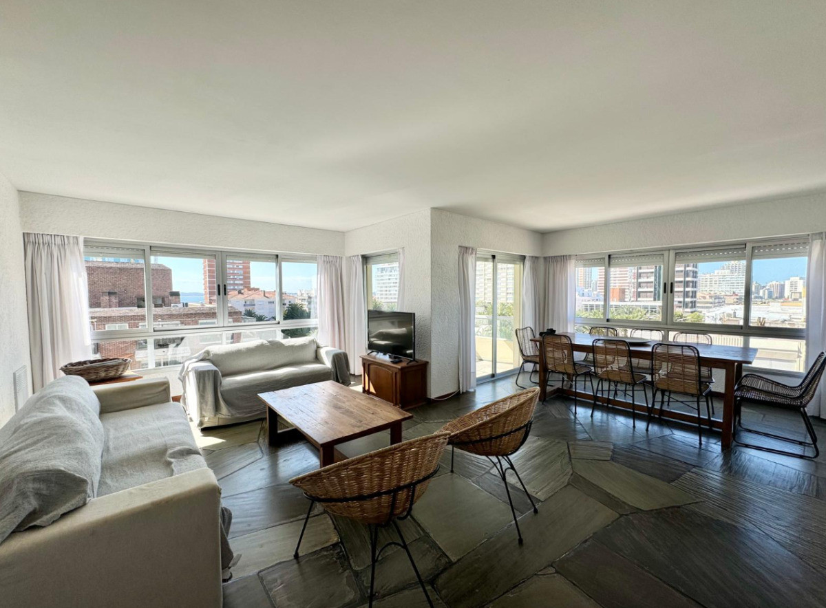 Apartamento en venta de tres dormitorios 