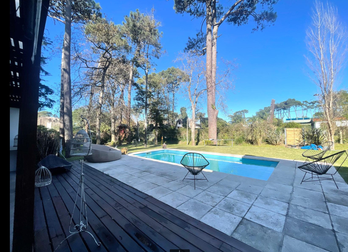 Casa en venta en playa mansa de tres dormitorios 