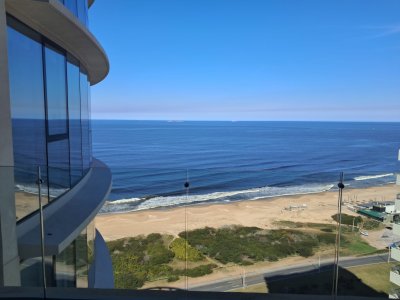 Torre de categoría en brava frente al mar con todos los amenities