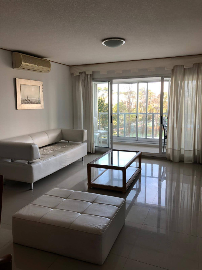 VENTA EN COMPLEJO CON TODOS LOS SERVICIOS FRENTE AL MAR EN MANSA