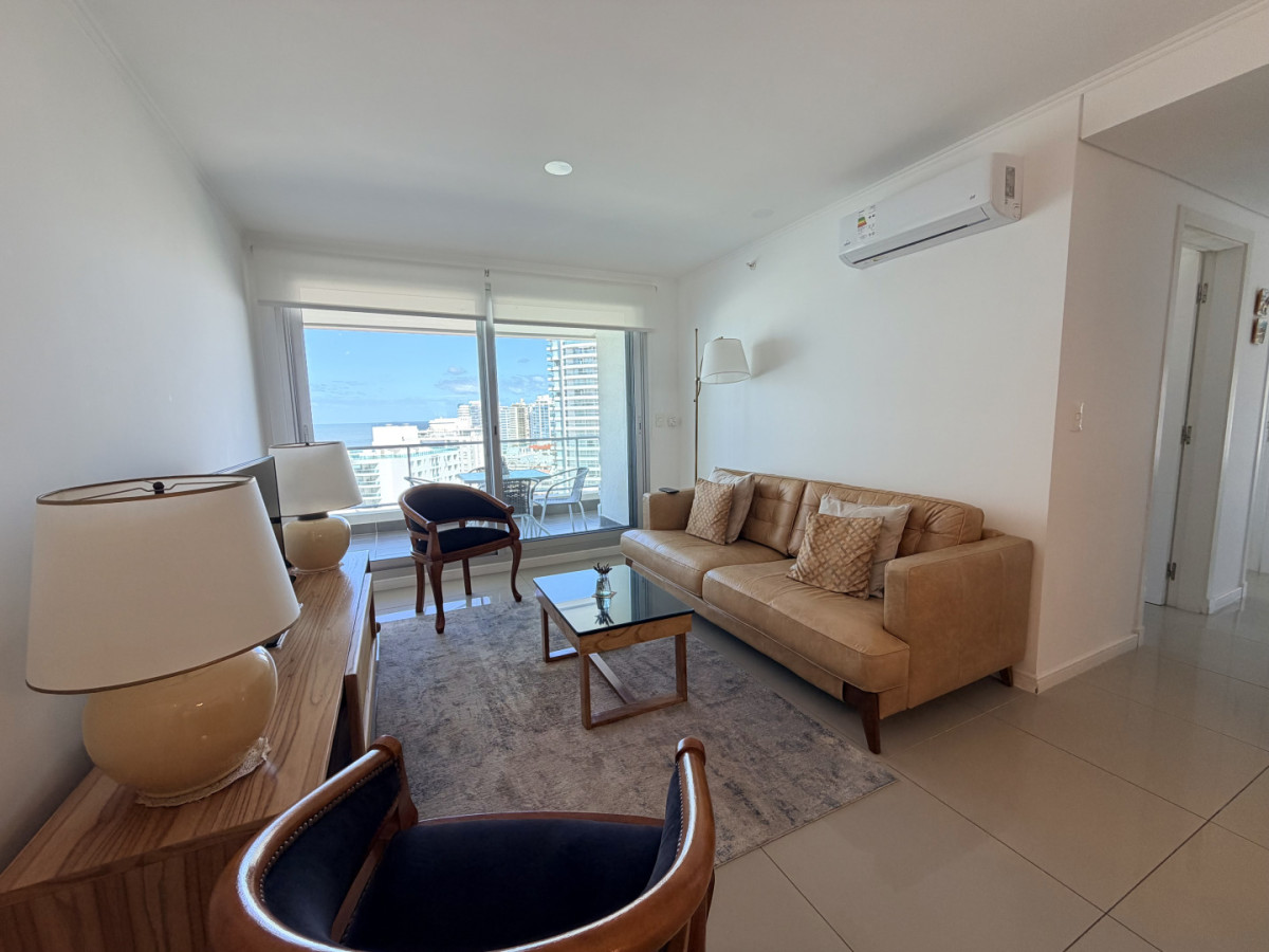 Apartamento 2 dormitorios, 2 baños, a metros del mar.