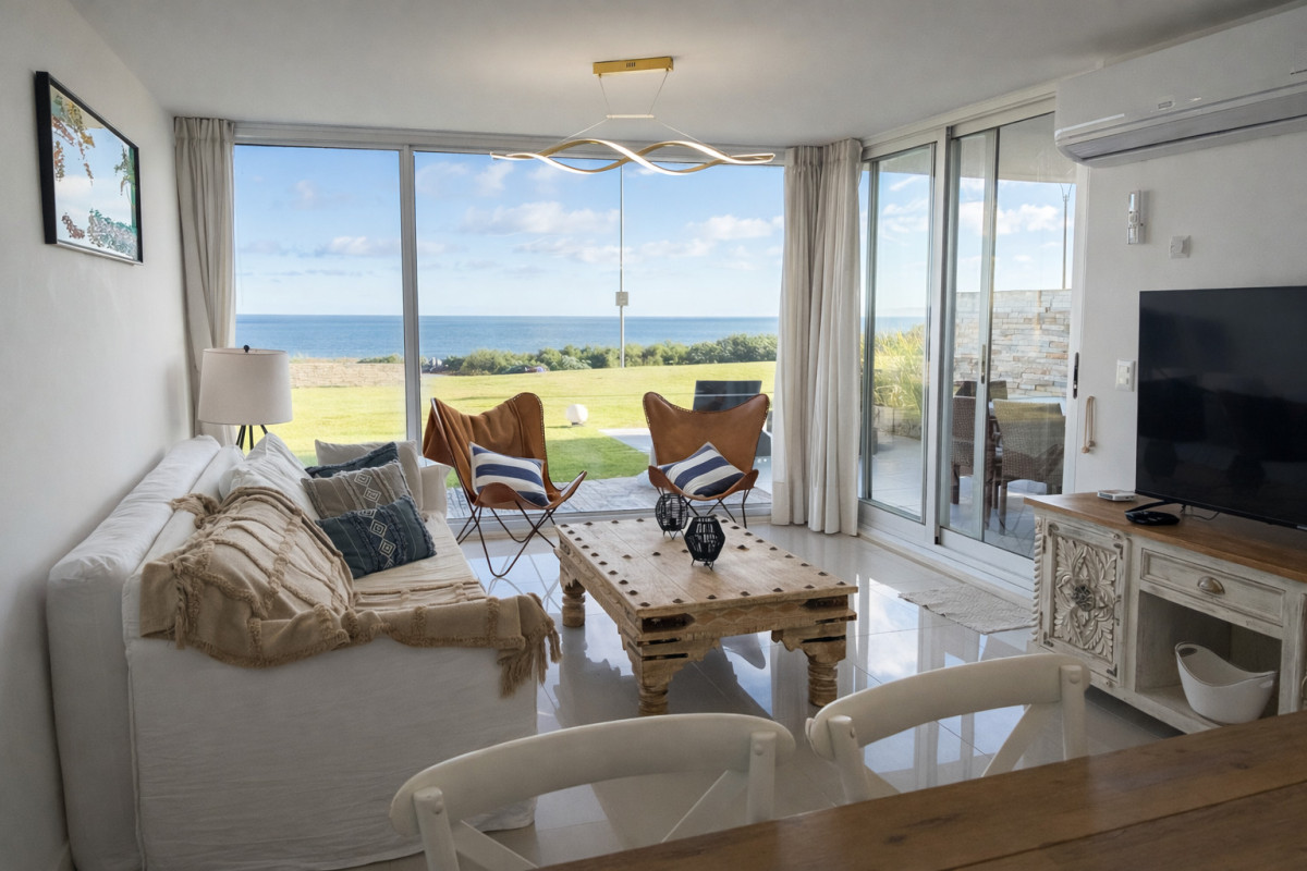 Apartamento en alquiler 2 dormitorios, 2 baños primera linea de playa mansa 