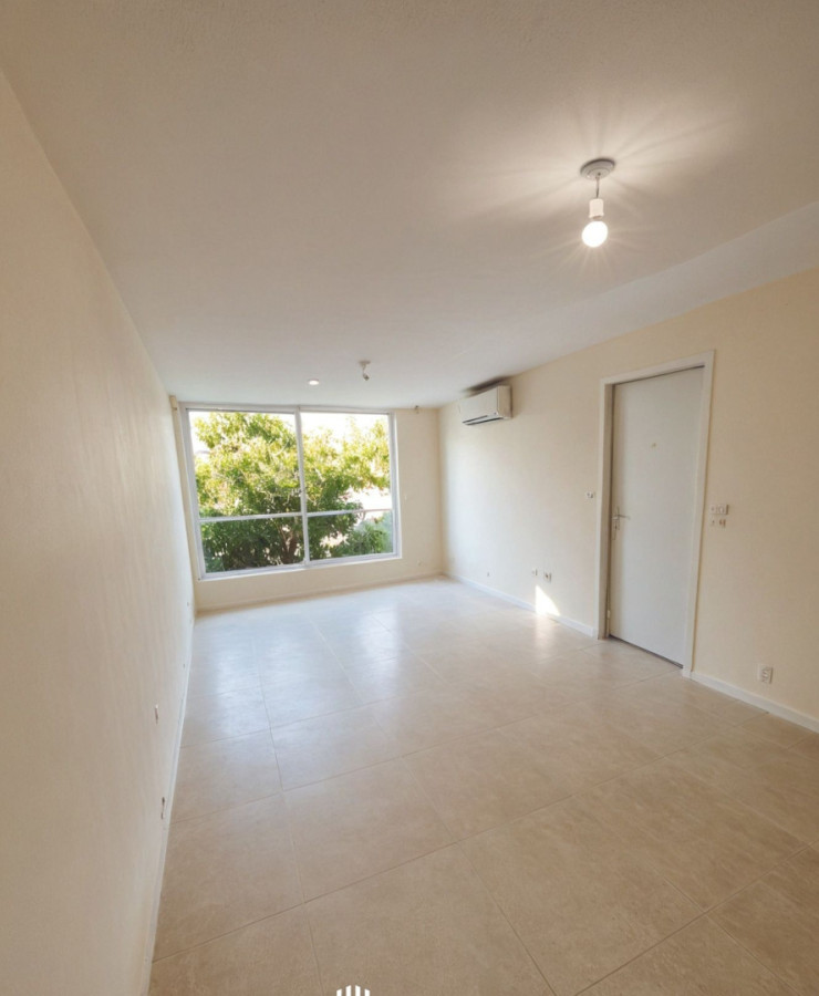 Constituyente y Gaboto, al frente, con garaje