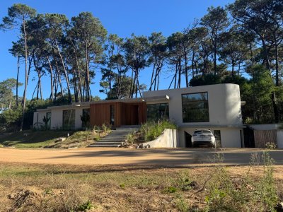 Excepcional residencia en Barrio Privado Reserva Montoya