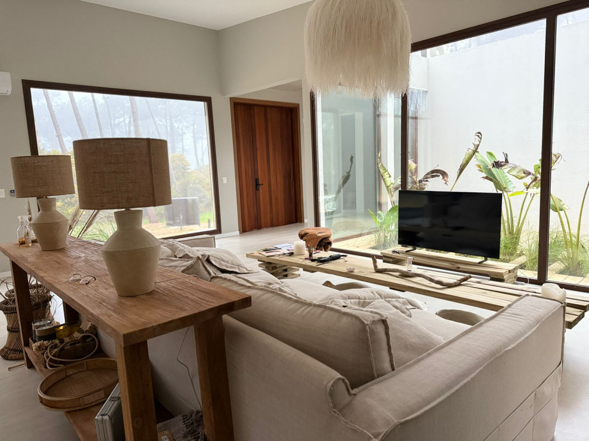 Excepcional residencia en Barrio Privado Reserva Montoya