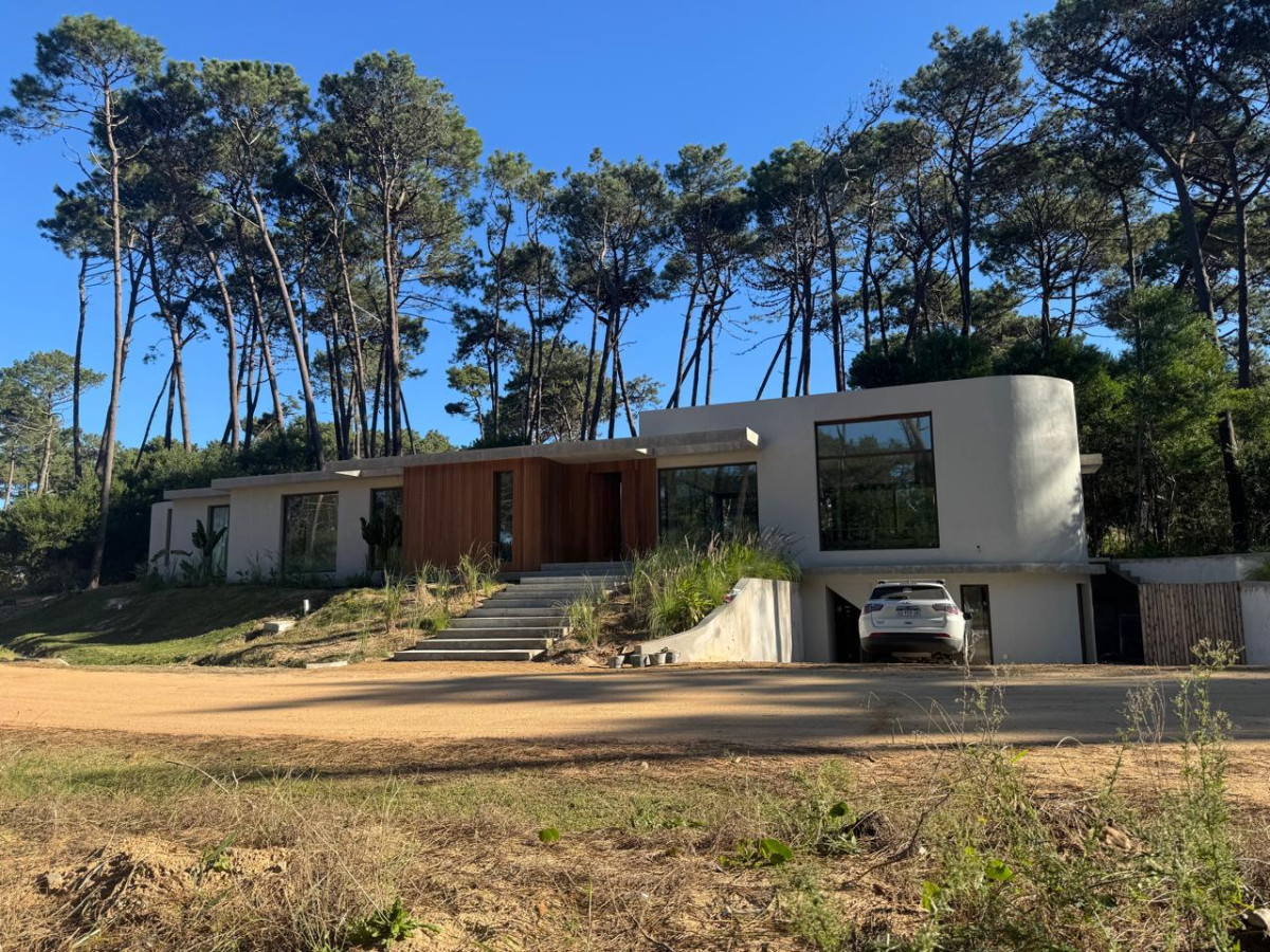 Excepcional residencia en Barrio Privado Reserva Montoya