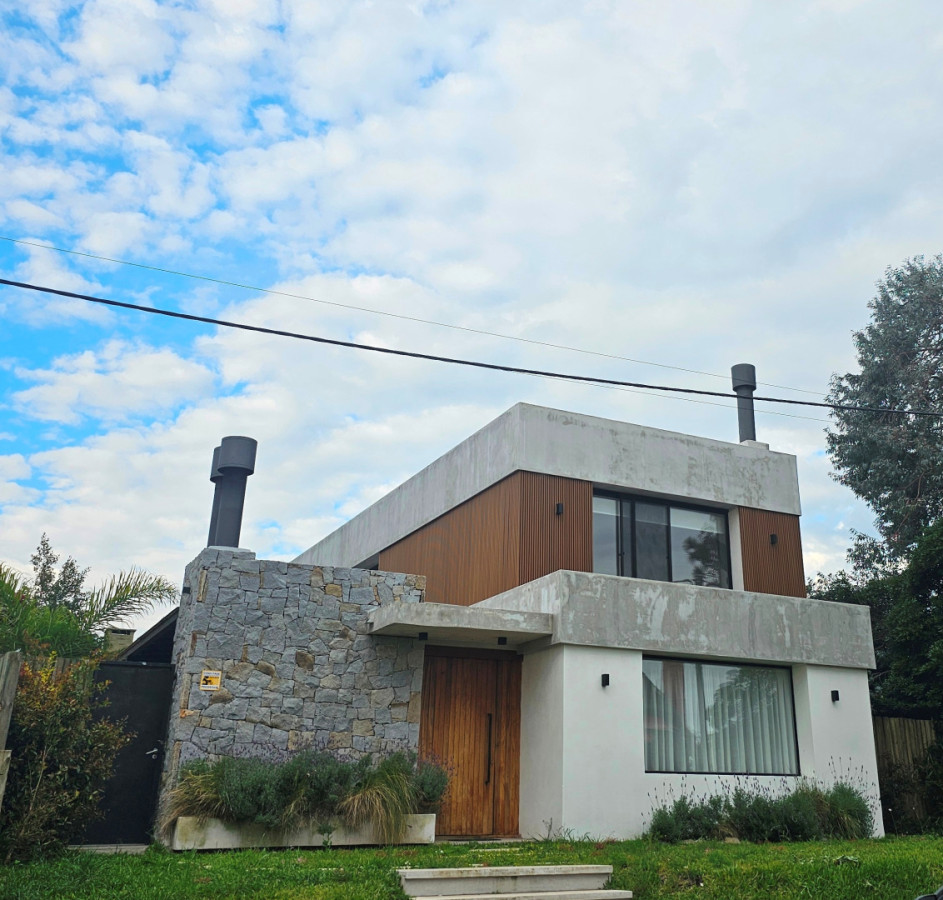 Manantiales, a 4 cuadras del mar, nueva, con piscina