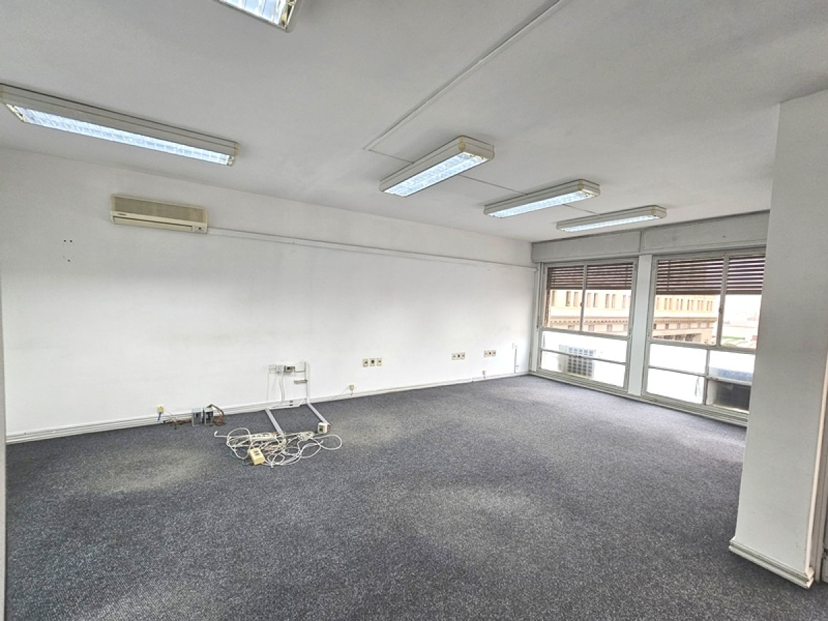 Cerrito Y Zabala, Luminosa, 80 M2, Dos Baños, Cocina