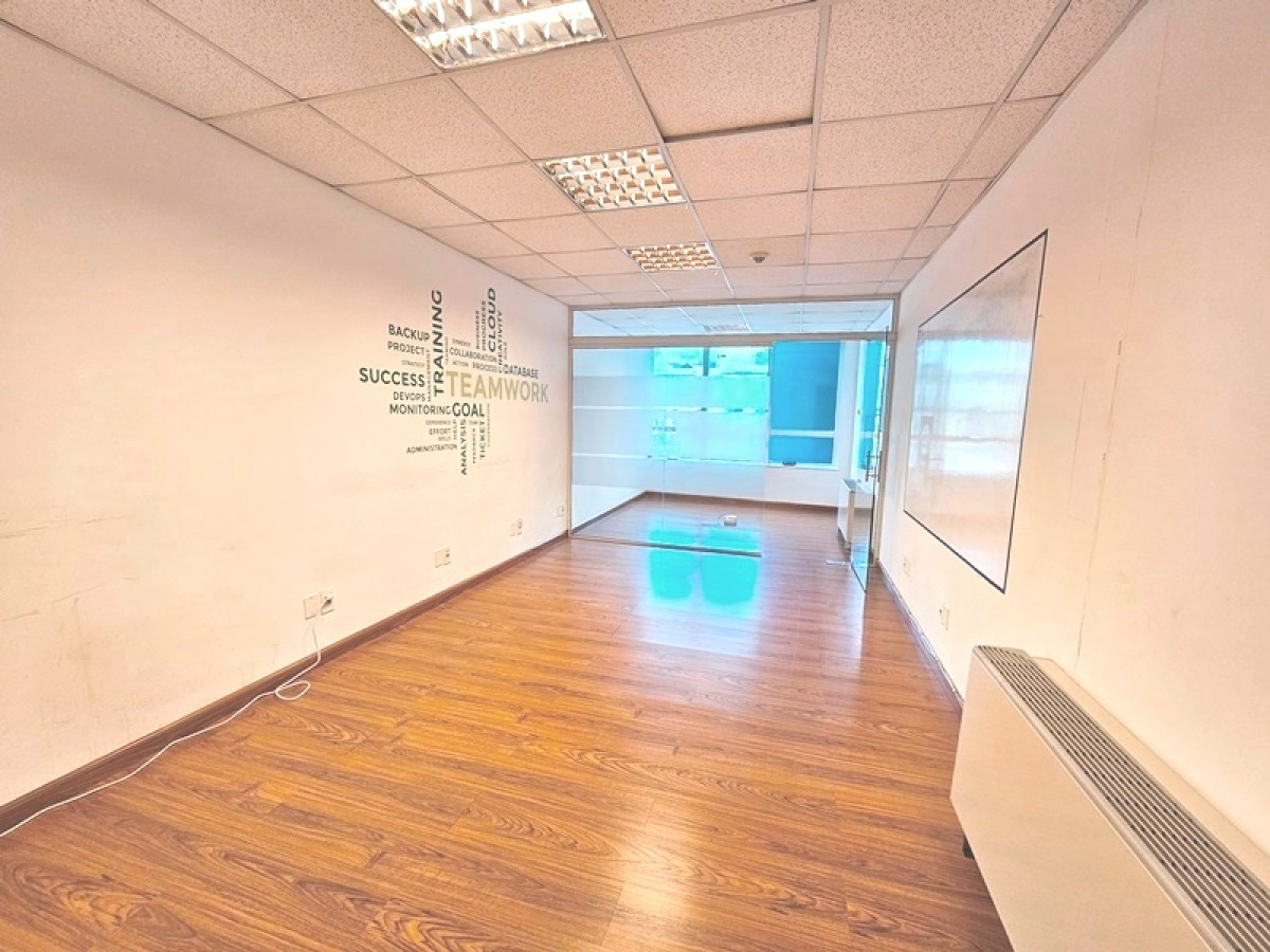 Venta con renta - Imperium Building, Al Frente, 2 Privados