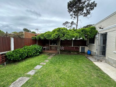Venta de casa de 243 m2  y 450 m2 Terreno  con 4 Dormitorios 4 Baños en playa mansa 