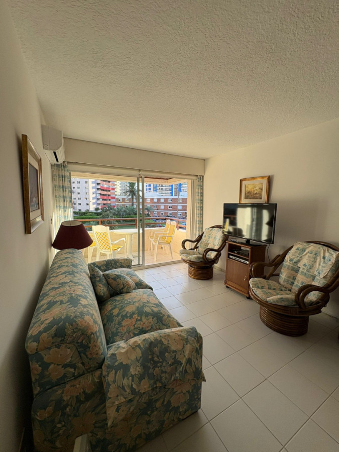 Apartamento en venta en Punta del Este, proximo al mar 