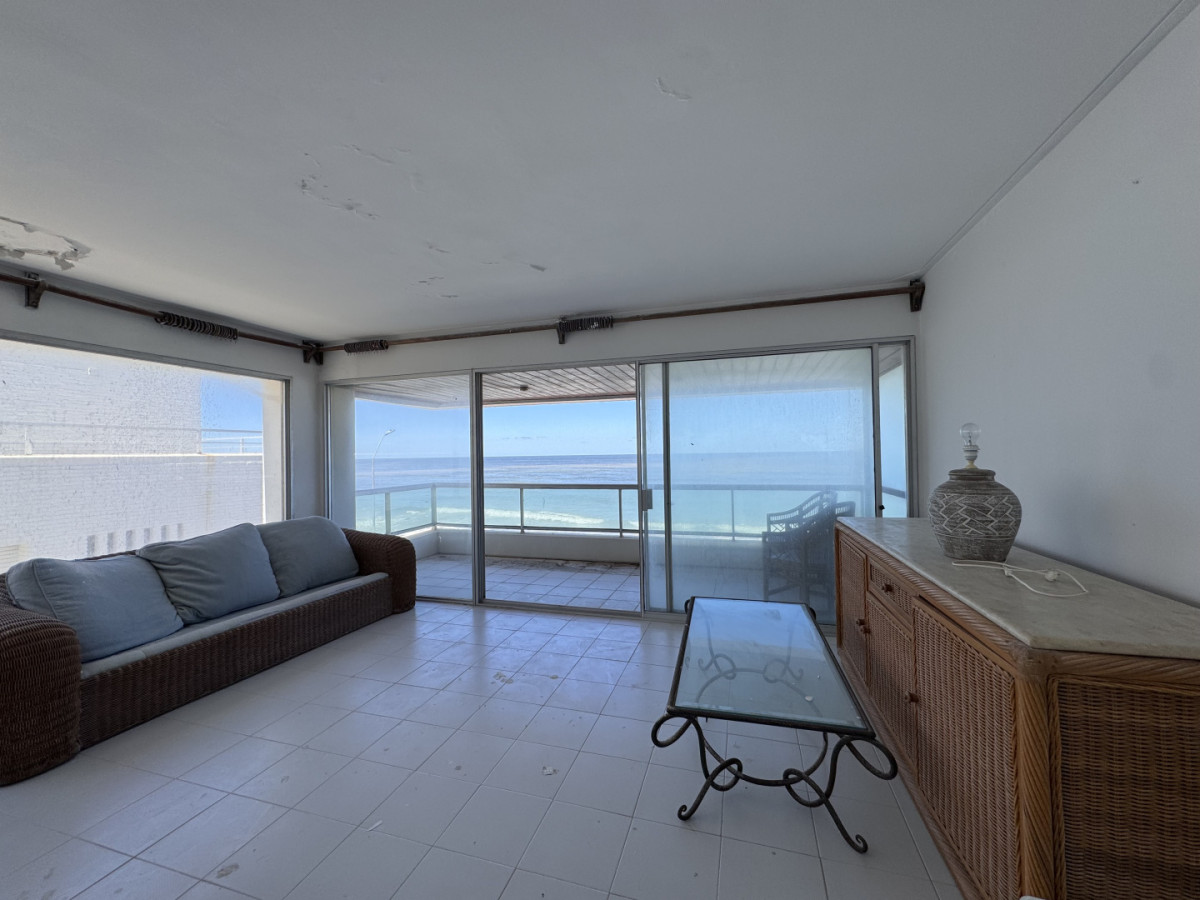 Penthouse en alquiler anual - Primera línea frente al mar