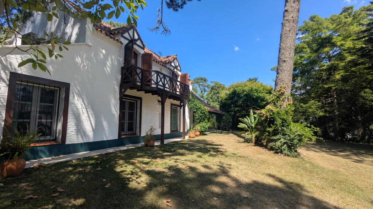 Residencia con gran parque, piscina y 4 suites en Cantegril