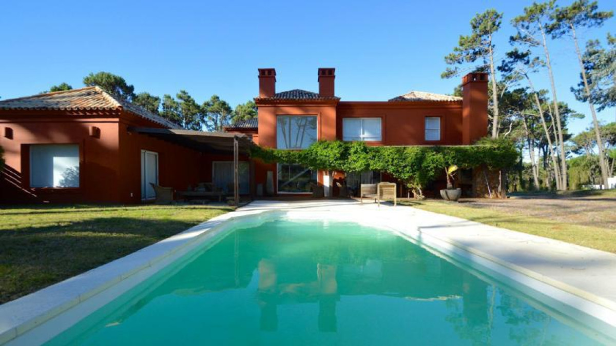 Espectacular casa de 5 dormitorios en Laguna Blanca con piscina