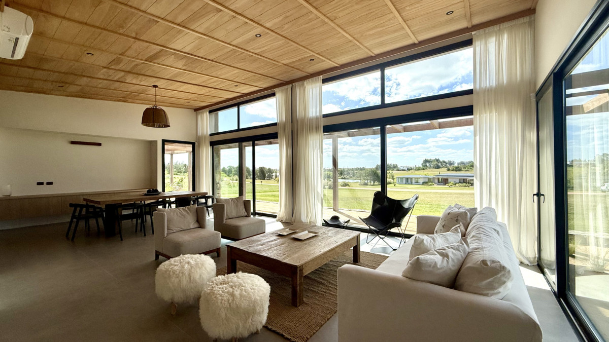 Gran casa de 4 dormitorios en Barrio privado Pueblo Mio