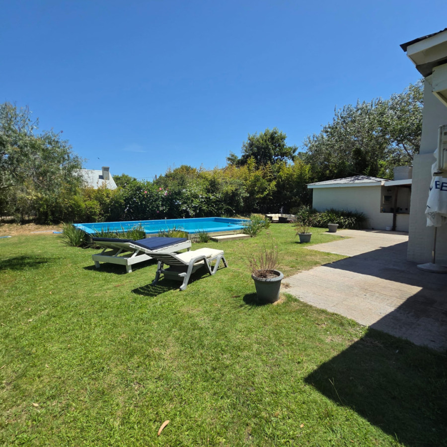 Casa de 3 Dorm + dependencia de servicio, piscina climatizada  en La Barra