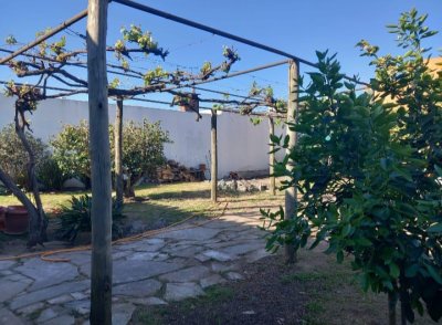 Se alquila anual . Casa en barrio Ipora Maldonado 