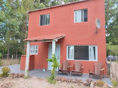 Casa familiar roja en Solanas