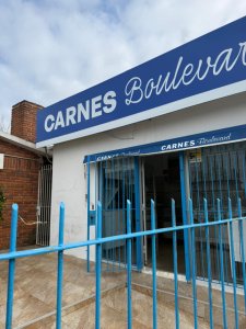 Se alquila local para carnicería o deposito 