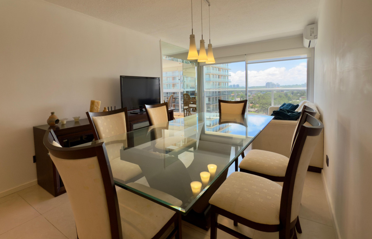 Apartamento en Venta Punta del Este  Long Beach 2 dormitorios y medio a 300 mt del mar