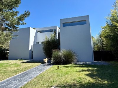 CASA MODERNA CON PISCINA  4 DORM + DEP EN SAN RAFAEL