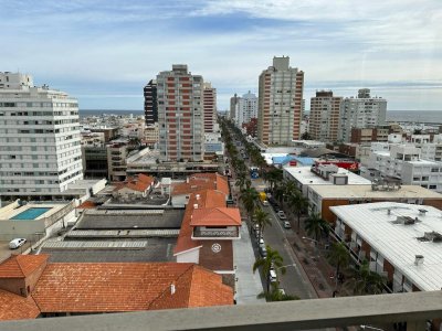 Venta de Apto en piso alto de la Península de Punta del Este con 2 Dormitorios 2 Baños C809