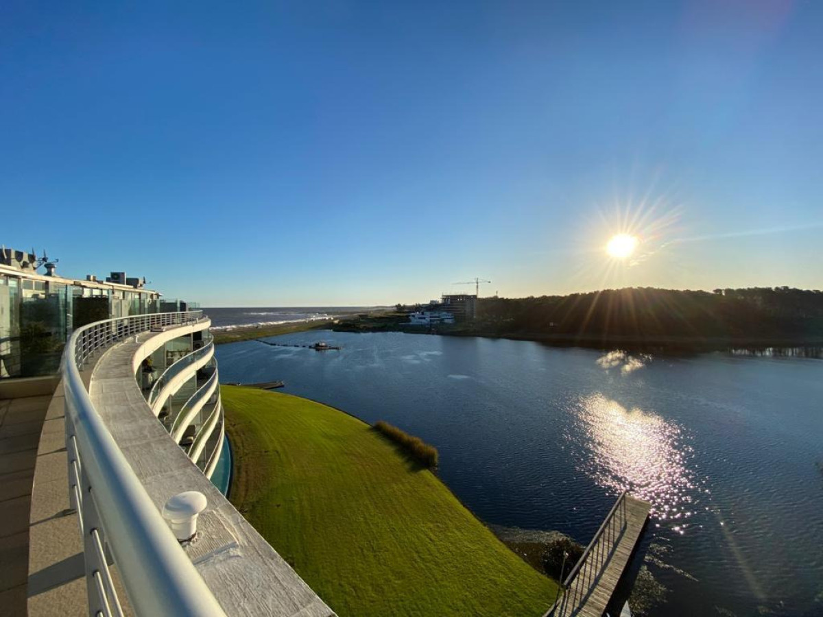 Imagen de Penthouse en Venta en Terrazas de la Laguna sobre el lago frente al mar.