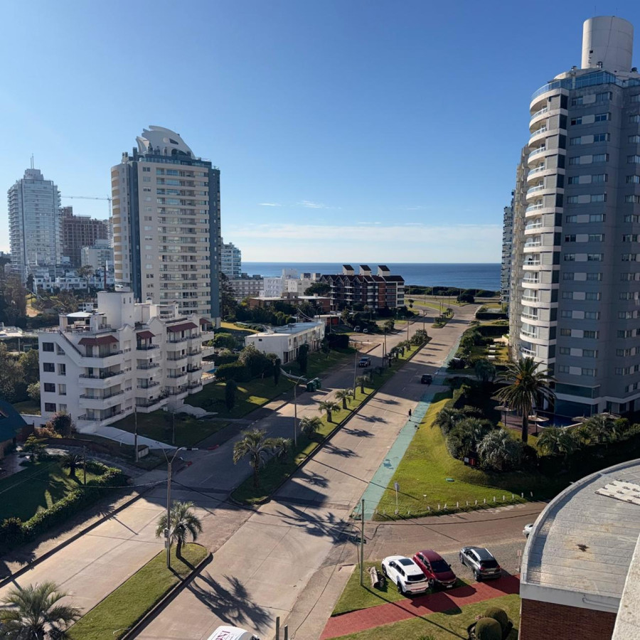 Avenida Chiverta - 3 dormitorios | Piso alto | Vista | Todos los servicios.