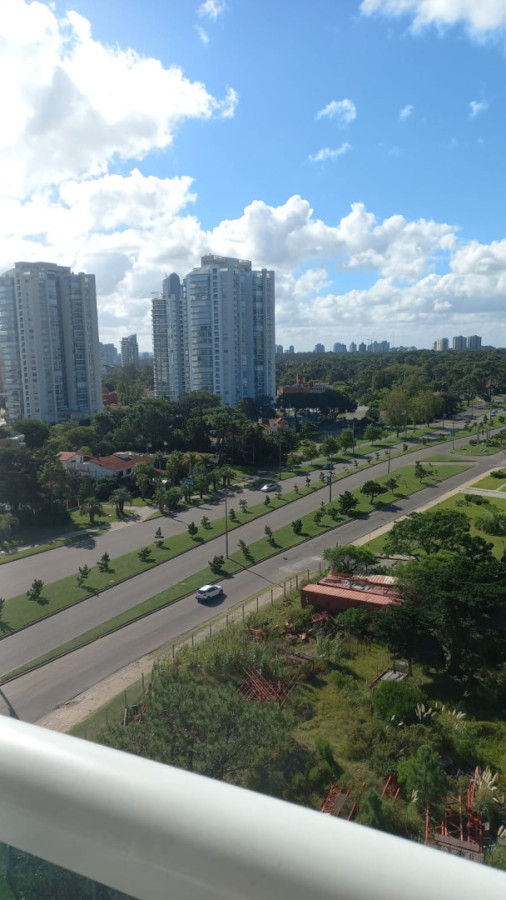 Imagen de Apartamento en venta | Piso alto, 2 dormitorios, 2 baños y amoblado en Casino Tower. Ubicación: Aidy Grill, Punta del Este
