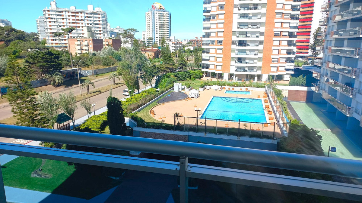 Imagen de Apartamento sobre Avenida Chiverta 2 dormitorios y 2 baños. Punta del Este