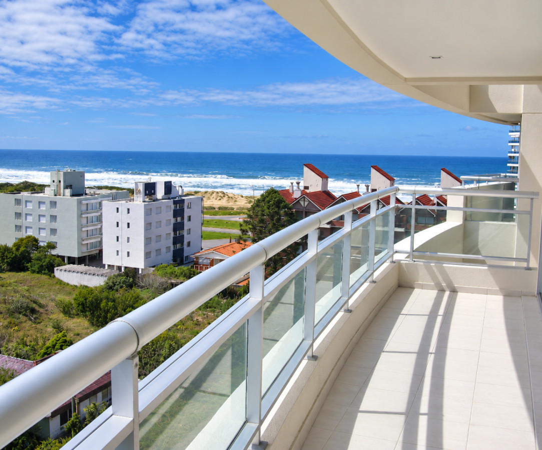 Imagen de Apartamento en venta | 3 dormitorios, 2 suites, 134 m² + balcón, a 50 m del mar. Ubicación: Aidy Grill, Punta del Este
