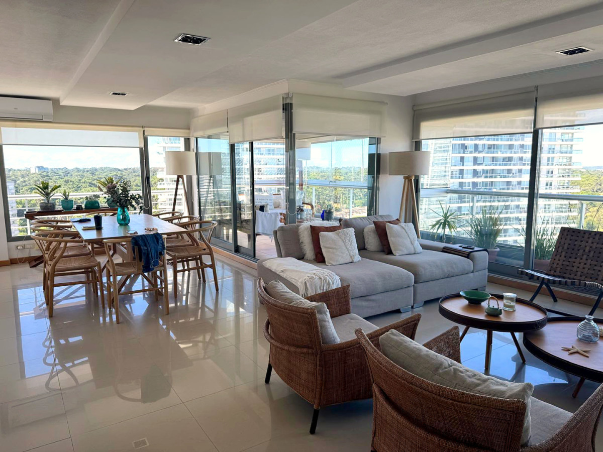 Imagen de Penthouse dúplex en Torre Marigot | 4 dormitorios, escritorio, terraza con vista al mar. Ubicación: Playa Brava, Punta del Este