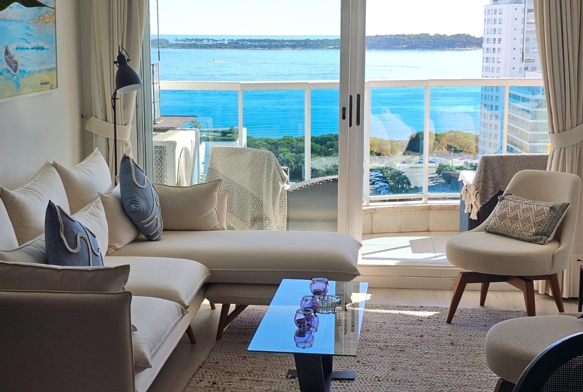 Imagen de Apartamento en venta | Piso alto, 2 dormitorios y medio con suite en Casino Tower. Ubicación: Aidy Grill, Punta del Este