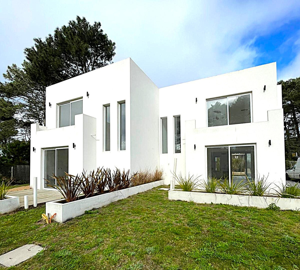 Imagen de Casa en venta | A estrenar, 3 dormitorios con suite y 3 baños, a 350 m del mar. Ubicación: Chihuahua, Punta del Este