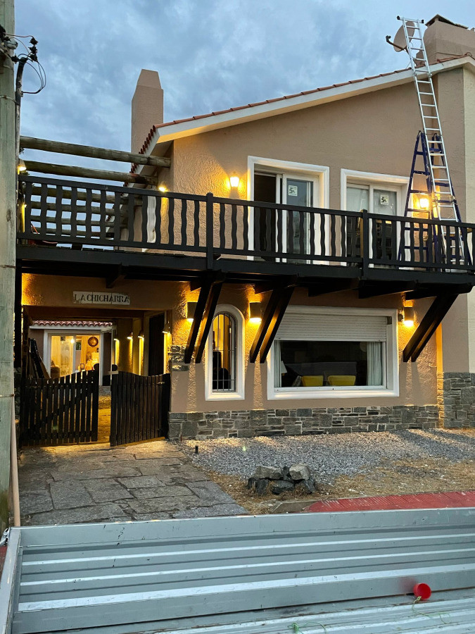 Imagen de Casa en venta | A 50 m del mar, terreno de 297 m² y apartamento independiente. Ubicación: Península, Punta del Este
