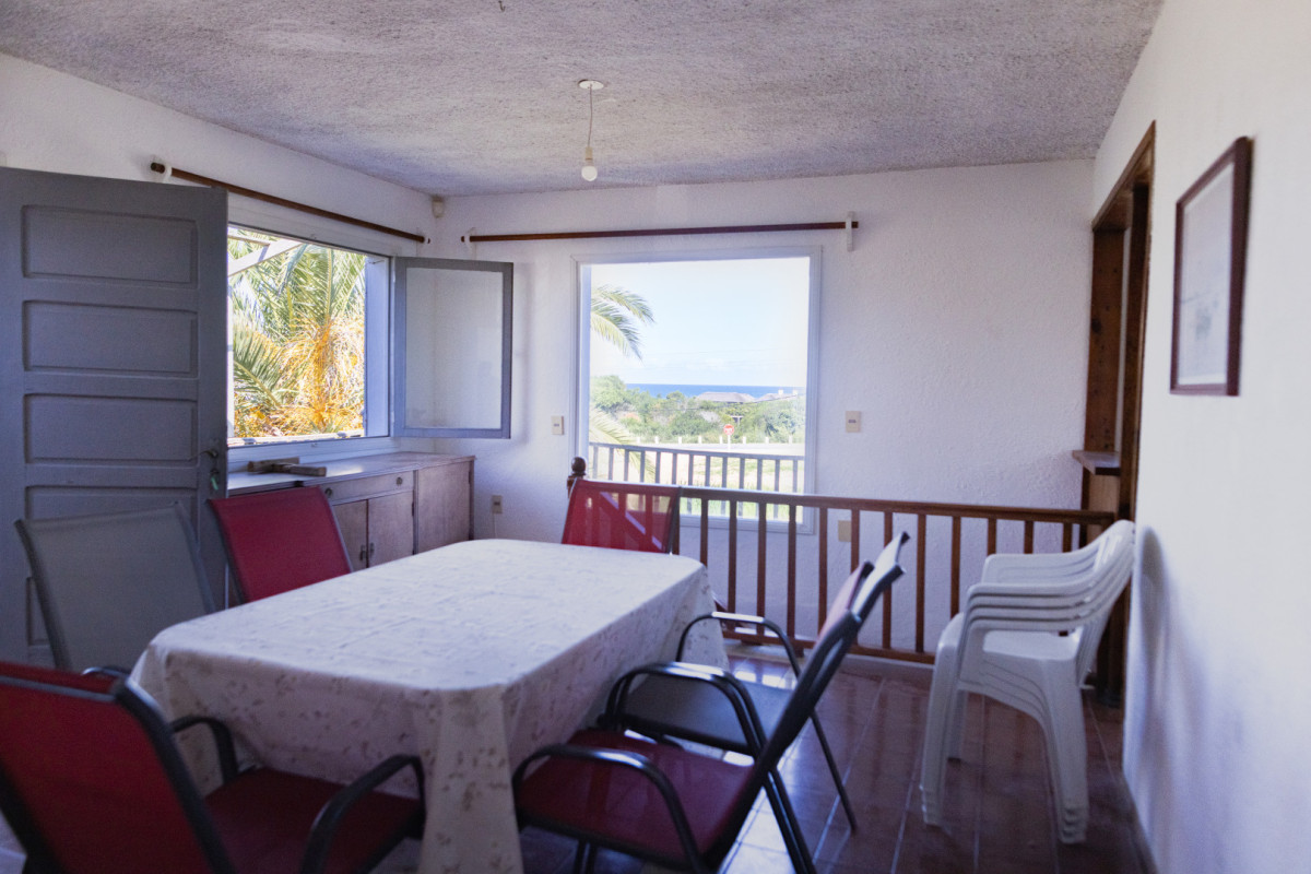 Imagen de Casa en venta | 3 dormitorios en dos plantas, terreno de 450 m², a 200 m del mar. Ubicación: Punta Piedras, Punta del Este