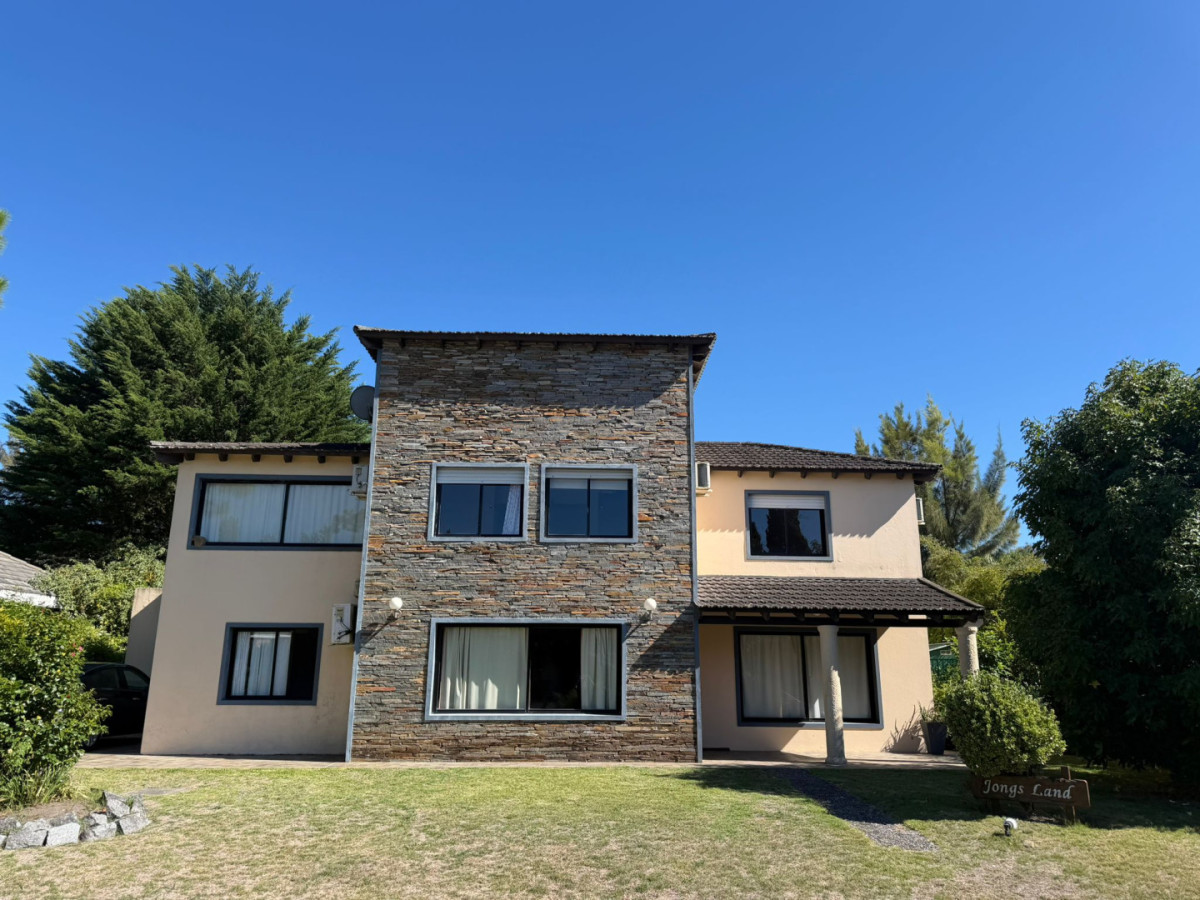 Imagen de Casa en venta | 6 dormitorios, piscina climatizada y gran jardín. Ubicación: La Residence, Punta del Este