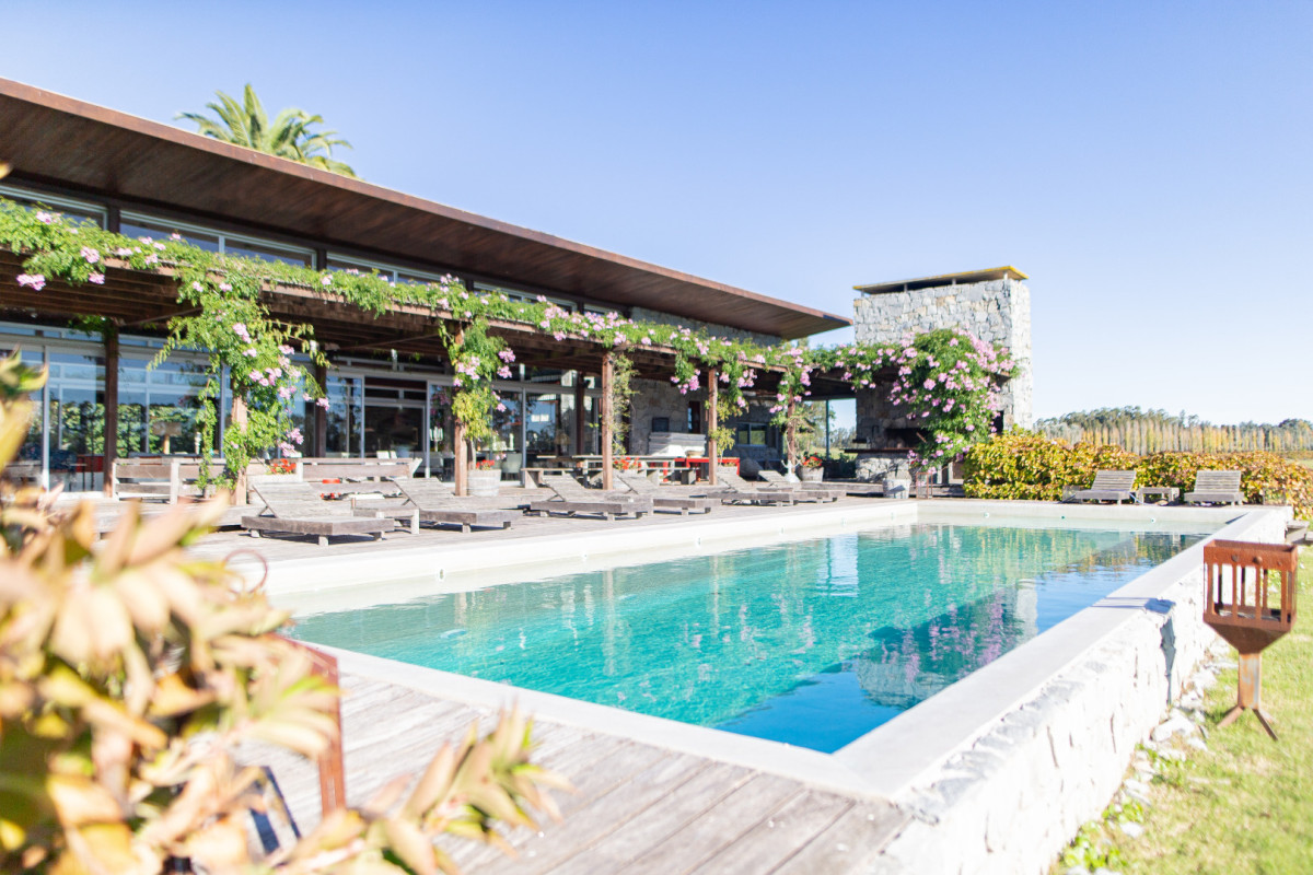 Chacra en venta | 5 dormitorios y 5 baños, living y comedor. Ubicación: La Barra, Punta del Este