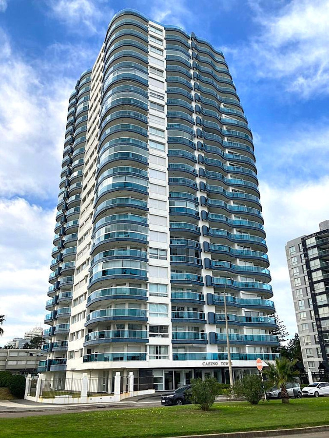 Imagen de Apartamento en venta | 2 dormitorios, suite, piso alto a 100 m del mar en Casino Tower. Ubicación: Aidy Grill, Punta del Este