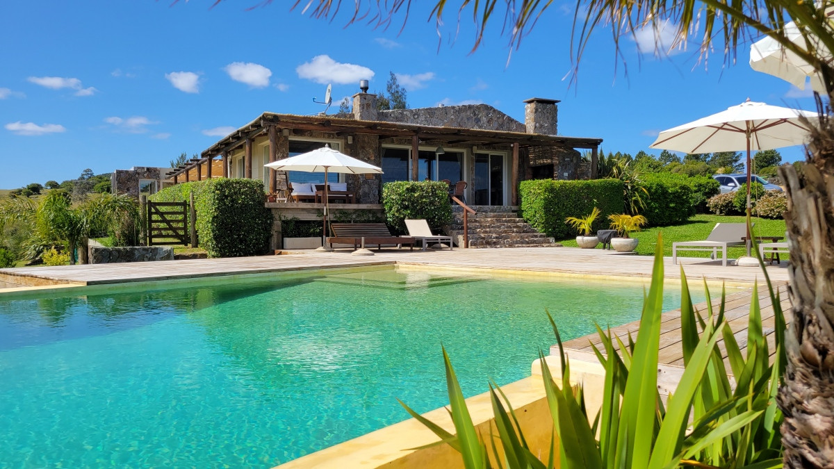 CHACRA EN VENTA EN SIERRAS DE MALDONADO 3 DORMITORIOS MAS CASA DE CASEROS