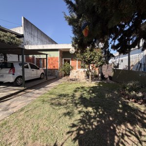 Venta  Casa con Garaje y dos Apartamentos al fondo rentados Carrasco Norte Montevideo V
