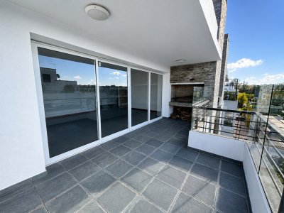 Alquiler de apartamento de 3 dormitorios y 2 baños en Parque Miramar, próximo a Carrasco, con amenities premium y acceso al lago