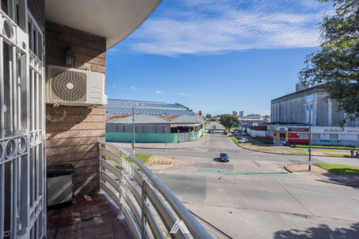 Venta Apartamento Mercado Modelo 2 Dormitorios Y Terraza Al Frente