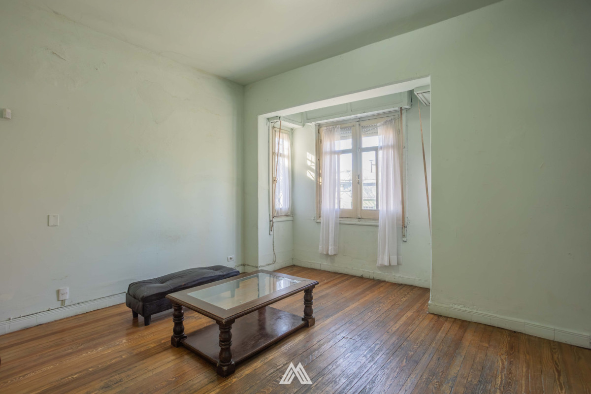 Venta apartamento La Comercial 2 dormitorios con azotea y parrillero