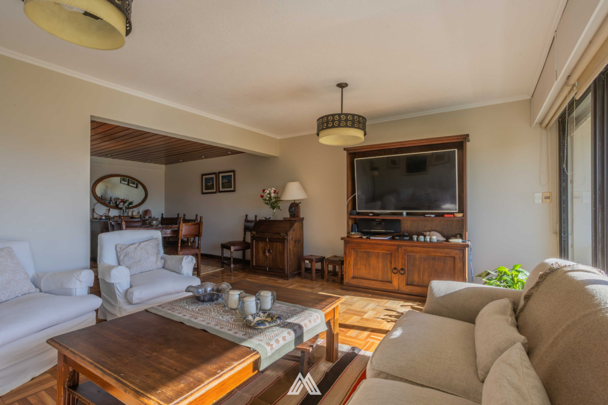 Venta apartamento 4 dormitorios en Pocitos balcón, estar, terraza lavadero serv completo