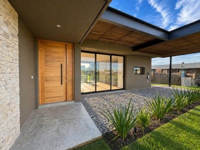Venta Casa 3 Dormitorios La Juana Piscina Paneles Solares y Barbacoa