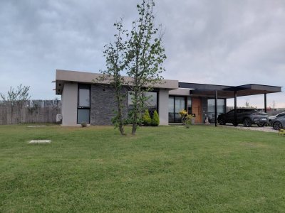 Venta casa en La Juana, 3 dormitorios, 2 baños, piscina climatizada